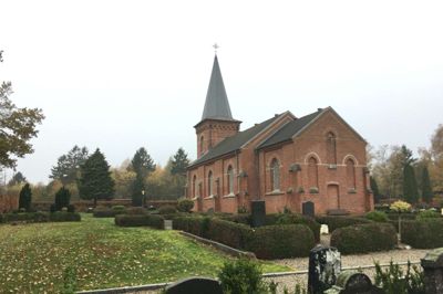 Grove Kirke blev bygget i 1893 for 18.000 kroner. Siden 2012 har Grove Sogn været en del af Sunds-Haderup-Feldborg-Grove-Simmelkær-Ilskov pastorat. Graver Helle Elisebeth Nielsen (indsat) nyder roen omkring Grove Kirke, som dog engang imellem bliver afbrudt af lyden fra militære øvelser ved Flyvestation Karup. Foto: Jacob Hove