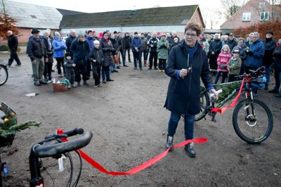 Joan Hansen (V) klippede den røde snor til Snejbjergs nyeste cykelsti, der nu forbinder byen med Studsgård. Og udvalgsformanden bemærkede, at jo mere man tager cyklen, desto mere plads er der til at nyde julens mange kulinariske fristelser.? foto: flemming hansen