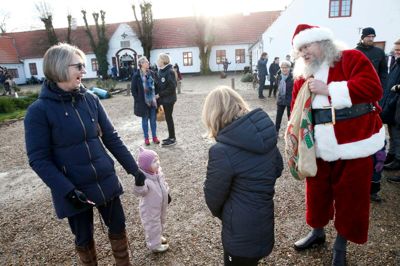 Julemanden kan godt være en skræmmende person, når man ikke er særlig stor, men det hjælper, når der pludselig bliver tryllet karameller frem.