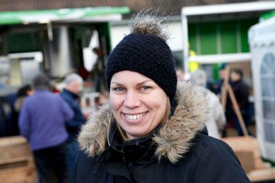 Maria Lindeborg Madsen, Vildbjerg:
- Julestemning er at være sammen med familien og lave kreative ting sammen. Jeg kommer også i julestemning her på markedet med mange glade mennesker og glade børn.