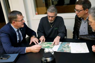 Vorgod-Barde er en aktiv by. Her fra dengang i december, da borgmester Hans Østergaard (V) (t.v.) besøgte byen som led i åbent borgmesterkontor. Efter borgmesteren Per Øe Nørregaard fra arbejdsgruppen, Gert Nicolajsen og Christian Christensen. ?Foto: Flemming Hansen