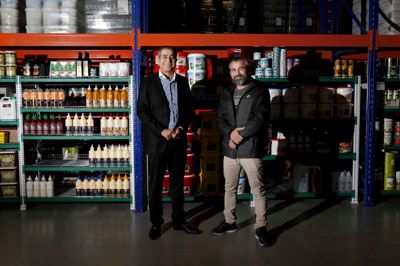 Storebror Kenan Bardakci (t.v.) og lille bror Aydin Bardakci på deres lager i Herning, hvor alle varer er stillet snorlige op. Foto: Henrik Ole Jensen
