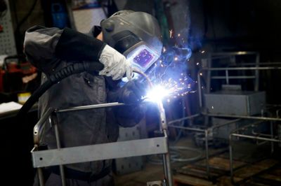 Hos Flexi Metal bliver der svejset i hånden, og ud over en række produktioner til faste kunder laver Vildbjerg-firmaet mange specialopgaver. Blandt andet har Flexi Metal lavet en lang række til MCH Arena herunder hegnet rundt om udebaneafsnittet, og lavet en catwalk til biler for MCH Messecenter Herning, som er blevet brugt under Biler for Alle-messen. ? Foto: Flemming Hansen