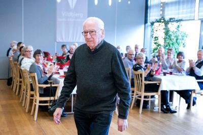 Hans Damgaard var tydeligt berørt over at blive udnævt som De Aktive 60'eres første æresmedlem. ?Foto: Tom Laursen