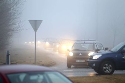 Vesterholmvej er ganske mørk i store dele af vinterhalvåret. Det slutter næste år, når strækningen fra Holing til Tjørring får etableret belysning af både cykelsti og vejprofil. ?Foto: Flemming Hansen