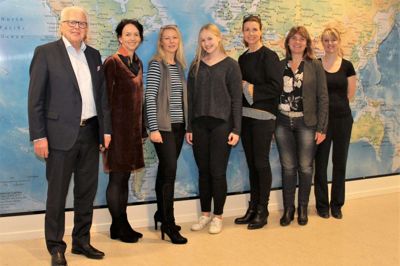 De konservatives nestor, Niels L. Thygesen, var med under EU-besøget også på gymnasiet. Efter ham ses rektor Marianne Dose, EU-kandidat Dina Raabjerg, IB-elev Linnea Sejer Werge, EU-kandidat Pernille Weiss og IB-koordinator Gitte Pilley. ?Foto: Presse