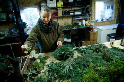 Kransene er håndbundne hos Skovdal Grønt. Jette Baun ejer julebutikken og juletræsplantagen med sin mand, Ivan. På grund af travlheden sætter de ekstra meget pris på at holde fri mellem jul og nytår med deres tre børn.? foto: Flemming Hansen