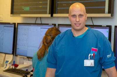 Jacob Juul Jensen fra Herning kan nu kalde sig Danmarks første færdiguddannede speciallæge i akutmedicin. Han har sideløbende videreuddannet sig til helikopter- og dykkerlæge i forsvaret. ?Foto: Hospitalsenheden Vest
