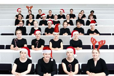 Pigekoret er i julehumør, og der kommer farver på kirkerummet på lørdag. ?foto: Pr-foto