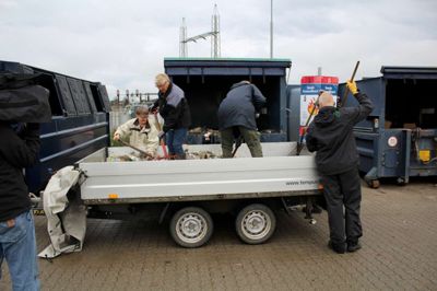 Som en protest flyttede nogle borgere selv noget af affaldet fra Fårbæk og kørte det til genbrugsstationen i Aulum. Foto: Privatfoto