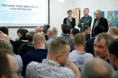 Dorte West (V), Peter Villadsen (SF) og Jens-Bernhard Knudsen (V) stillede op for at svare på spørgsmål og debattere situationen for de små folkeskoler i kommunen. Borgermødet skulle have varet i halvanden time, men der var så stor deltagelse fra salen, at mødet gik 45 minutter over tid, indtil ordstyreren til sidst måtte sige stop. ?Foto: Henrik Ole Jensen