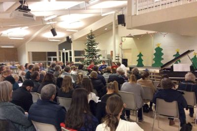 Cirka 70 publikummere deltog i julekoncerten på Kibæk Skole. ?Foto: Privatfoto