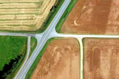 Den ufærdige cykelsti, der i dag slutter ved Velhustedvej, er årsag til, at regeringens hastighedsprojekt på Vardevej bliver flyttet til rute 40 mellem Frederikshavn og Skagen. ?Foto: Krak.dk