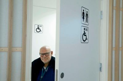 Kørestolsbruger Jørgen Bundgaard er her på lettere klaustrofobisk vis »fanget« mellem to døre på første sal: - Det er umuligt at komme på toilettet uden hjælp. Multihuset Hjertet får hård kritik af både ham og den lokale formand for Handicaprådet. ? foto: henrik ole jensen