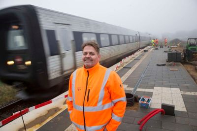 Et IC3-togsæt er knap 60 meter langt, så dem vil der i princippet kunne holde to af ved den 120 meter lange perron på den kommende Gødstrup Station. - Stationen skal være klar, når sygehuset åbner - det er den besked, vi har fået fra regeringen, fortæller byggeleder Kristian Andersen fra Banedanmark. ? Foto: Tom Laursen