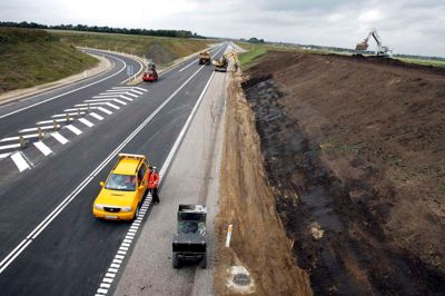 Motortrafikvejen mellem Vardevej og Snejbjerg blev indviet i september 2008. Både den og det tilsvarende vejstykke på den modsatte side af Herning bør opgraderes til motorvej, mener Holstebro-politikeren Anders G. Jacobsen, der vil samle 50.000 underskrifter for at få sit borgerforslag behandlet i Folketinget. ?Foto: Flemming Hansen