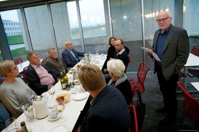 Formand for Fonden af 1844, Kristian Merrild, bød de indbudte gæster samt fondens bestyrelsesmedlemmer velkommen, da fonden uddelte 770.000 kroner til 51 lokale foreninger og organisationer i fredags. Overrækkelsen foregår i cafeen på kunstmuseet Heart i Birk.?Foto: Flemming Hansen