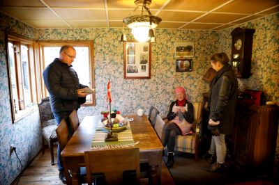 Aase »Post« Jensen fra Høgild elsker at strikke, og hun tog imod gæsterne og skabte hygge i Fløjt Ottos Hus, da Søby Brunkulsmuseum lørdag formiddag åbnede deres første julestue nogensinde.?Foto: Henrik Ole Jensen