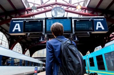 Uanset om man rejser fra København til Herning med IC-lyntog, fra Valby til København H med S-tog eller fra Herning til Silkeborg med regionaltog, kan man nu købe sin togbillet via Arrivas app. Det er et nyt tiltag fra Arriva, som gør det nemt og enkelt at købe billetter til hele landet. ? Foto: PR-foto