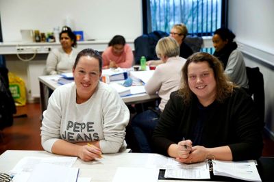 Sandra Schemhaus (t.v.) og Glenni Andersen er to af deltagerne på det uddannelsesforløb, som Herning Kommune har fået lavet i samarbejde med Skive College. ?Foto: Flemming Hansen