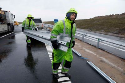 Det første stykke af Holstebromotorvejen - mellem Sinding og Aulum - blev indviet for to år siden, og knap et år senere var resten færdig. Arbejdet er gjort så effektivt, at der allerede er trukket 300 millioner kroner fra den oprindelige bevilling - men selv om der skulle blive mere tilovers, når regnskabet er gjort endeligt op, må pengene ikke blive brugt til mere motorvej i området. ?Foto: Henrik Ole Jensen