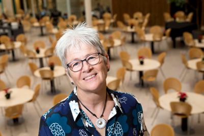 På Social & SundhedsSkolen Herning har Britta Raaballe i 28 år været med til at sørge for veluddannede medarbejdere i de job, der er allertættest på borgerne. - De fortjener den allerstørste respekt for deres arbejde, siger hun. Foto: Tom Laursen