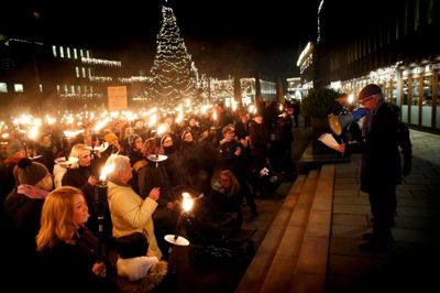 Godt 400 mennesker gik i går eftermiddags i fakkeloptog for at protestere mod besparelser på kommunens specialskoler. Det er Søren Dalgaard, formand for Landsforeningen Autisme, Kreds MidtVest, med megafonen. ?Foto: Flemming Hansen