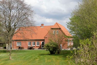 Sandet Hotel havde tidligere i år 100-årsjubilæum. Hotellet er over de senere år blevet renoveret, og snart kommer der grus på parkeringspladsen, der også er blevet udvidet. ?foto: Privatfoto