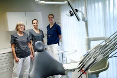 Tandlæge Birthe Aarslev (t.v.) går fra nytår på pension og sælger sin andel af Tandlægerne Kløvermarken 12 til Gitte Sørensen (i midten). Hun får Susanne Holm (t.h.) som kompagnon.? Foto: Flemming HAnsen