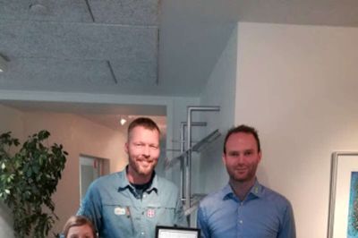 Leder Uffe Lauridsen og datter Anemone modtog pengene på vegne af FDF Aulum. Peter Agger (t.h.), rådgiver hos GF Nordvest, var den glade giver. Foto: Privatfoto