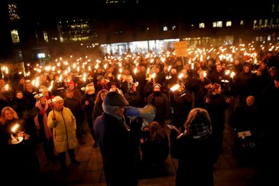 Tirsdag aften forsøgte lokalafdelingen af Landsforeningen Autisme at råbe politikerne op med et fakkeloptog, men byrådet holder fast i planer om besparelser og flytninger på specialområdet for børn. ?Foto: Flemming Hansen