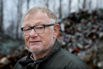 Kurt Juel:
- Vi har forsøgt at få nogen til at forholde det her for myndigheder, så der kunne ske noget her ude, og det har vi blandt andet gjort ved at skabe en masse opmærksomhed omkring stedet. Vi har også forsøgt at holde opsyn med stedet, så der ikke pludselig dukkede mere affald op på grunden.