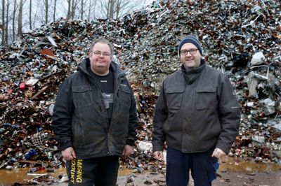 Jesper Pedersen (t.v.) og Benny Arlund vil etablere en ny virksomhed på grunden, som tidligere husede Midtjysk Flaskecentral. Virksomheden skal arbejde med genbrug af plastik, og her skal være et maskinværksted. Første opgave er at få solgt alt det, der ligger på grunden af plastik, metal og glas. Foto: Henrik Ole Jensen
