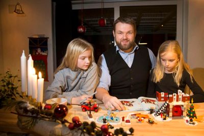 Leon Friborg Jeppesen december-hygger med døtrene Gry og Sarah. For ham betyder julen rigtig meget, og i år holdes den hos hans svigerfamilie. ? foto: Tom laursen