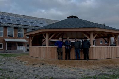 Den nye bålhytte foran den gamle skole i Stakroge, som også hedder Aktivitetshuset. På fotoet er det fra venstre: Hans Harald Beck fra Shelterbyg. En af indehaverne, Christian Svendsen overdrager det færdige resultat til Aktivitetshusets formand, Kim Andreasen. Yderst til højre er det Peter Arreborg, der er Aktivitetshusets kasserer. ??foto: Conny Arreborg
