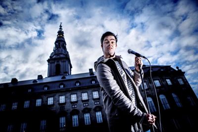 - Jeg vil nok altid lave politisk komik, men jeg synes ikke, det skal lyde, som om jeg konstant er på jagt efter magthaverne. Jeg laver nærmere politik ud af hverdagen. Alt er jo politisk, siger Michael Schøt. ? Foto: Carsten Lauridsen