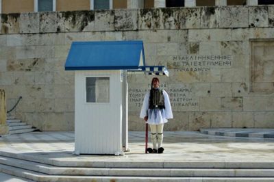 Måske møder vi nationalgarden, der med den helt speicielle uniform og gangart gør besøget på Syntagma Pladsen til en endnu større oplevelse.