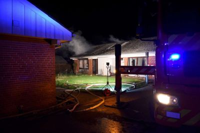 Brand og Redning MidtVest var til stede ved branden på Bellisvej i flere timer. Trods den ihærdige kamp mod flammerne er det meste af bygningen ødelagt. Foto: Holck-Photo
