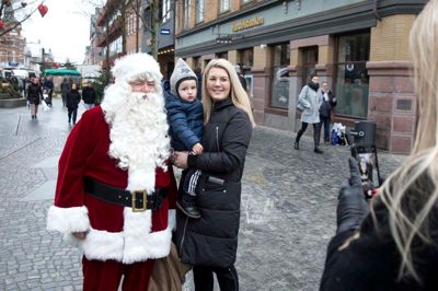Ida Uhrskov, Snejbjerg, med sønnen sofus - og julemanden:
- Jeg mangler lidt endnu, men der er jo også en uges tid endnu. Jeg har både købt gaver i gågaden, i centret og på nettet. Det sidste er nogle gange lidt nemmere, når man har en lille gut på slæb. Jeg skal købe en del, når der både er familie og svigerfamilie og selvfølgelig min søn. Maden juleaften står mine svigerforældre for, for det er dem, vi skal holde jul med. Jeg har ingen stress på, og det ville også være træls i julen, for her skulle det gerne være hyggeligt.