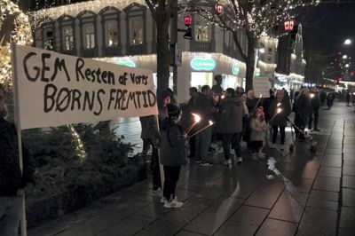 Herning Tirsdag eftermiddag samlede omkring 100 syriske flygtninge sig på gågaden ved Torvet i Herning med fakler og store bannere. De protesterede mod den stramme danske udlændingepolitik, som ifølge en omdelt flyer udsætter dem for konstant stress, mens de blot gerne vil integreres i det danske samfund. En talsmand forklarede Folkebladets udsendte, at der for tiden er lignende demonstrationer i en række andre danske byer, og at de konkret er udløst af regeringen og Dansk Folkepartis seneste tiltag med et udrejsecenter på øen Lindholm. ?Foto: Kenneth Meinby Sørensen