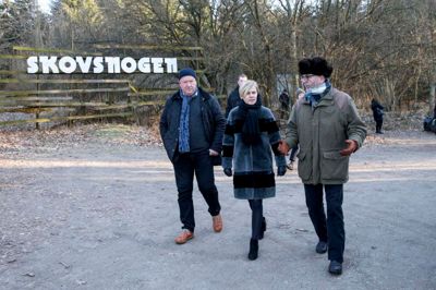 Kulturminister Mette Bock (LA) besøgte tidligere i år Skovsnogen, hvor bestyrelsesformand Finn Poulsen og næstformand Johs. Poulsen (R) viste rundt. ? foto: Tom Laursen