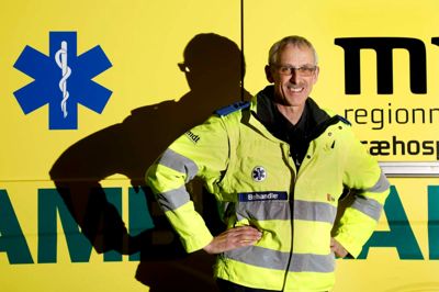 Anton Tvermose er klar til endnu en vagt i ambulancetjenesten hos Falck. Fredag bliver en særlig dag, når han hyldes ved et P4-arrangement som en af hverdagens helte. Foto: Henrik Ole Jensen