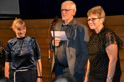 Koncertudvalget, der består af Anna-Mette Fjord Kristensen (t.v.) og Karen-Marie Gaardsvig i Dagmar Bio, blev hyldet i aftes til julekoncerten. I midten ses Jens Udbye, formand for Dagmar Bio. ?foto: privatfoto