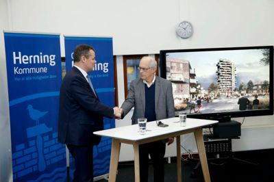 På et pressemøde onsdag gav borgmester Lars Krarup og Kurt Poulsen, koncerndirektør i KPC, hinanden håndslag på aftalen om sygehusgrunden. KPC køber 60 procent af grunden for knap 114 millioner kroner. ?Foto: Flemming Hansen