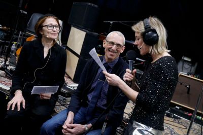 Anton Tvermose - nu i civil - blev interviewet af radiovært Maria Hollænder. Til venstre er det skuespilleren Bodil Jørgensen, som også var med til at underholde både lytterne og gæsterne i Falcks garage. ? Foto: Henrik Ole Jensen