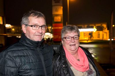 Lilly og Knud Erik Jørgensen, Vorbasse:
- Den havde jeg slet ikke opdaget. Der skal mere kulør på, hvis man skal lægge mærke til den, mener Lilly Jørgensen, mens gemalen tilføjer, at det er svært at have noget imod projektøren - i hvert fald set fra et klimasynspunkt, når man ser hvor meget lys der ellers er gang i på Silkeborgvej. - Jeg synes ikke, den er værre end så meget andet, men nu er vi jo heller ikke her fra byen, siger Knud Erik Jørgensen.
