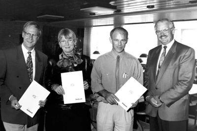 Unibank-direktør T.A. Christensen (t.h.) fejrede jubilæum med pengegaver til fra venstre forstander Jacob Kyed, Teko-Centret, museumsdirektør Ulla Thyrring, Herning Museum, og formanden for Hammerum Herreds Landboforening Chr. Vestergaard. ?Foto: Eigil Thomsen