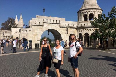 Det er ikke svært at smile til fotografen, når man befinder sig i en af Europas smukkeste storbyer. Her ved fiskebastionen.