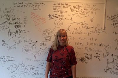 Det er efterhånden blevet til en del autografer og hilsener fra de danske kunstnere på væggene i Dagmar Bios backstagelokale. Foto: Ida True Berg