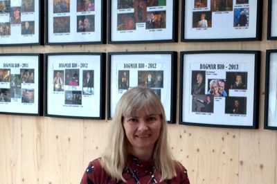 Anna-Mette Fjord Kristensen foran billederne med de store danske musiknavne, der siden 2011 har optrådt i Dagmar Bio. ? foto: Ida True Berg